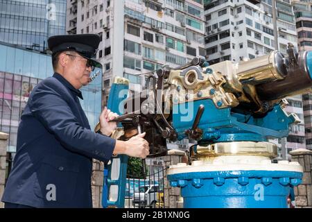 Hongkong, Hongkong SAR, CHINA: 21. Juni 2019.Jardine Noonday Gun Causeway Bay Hong Kong.The Noonday Gun ist ein ehemaliges Marine-Artillerie-Stück, auf dem montiert ist Stockfoto