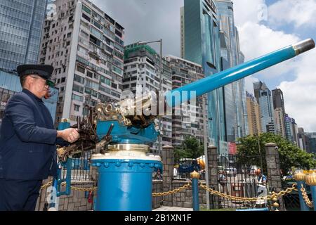 Hongkong, Hongkong SAR, CHINA: 21. Juni 2019.Jardine Noonday Gun Causeway Bay Hong Kong.The Noonday Gun ist ein ehemaliges Marine-Artillerie-Stück, auf dem montiert ist Stockfoto