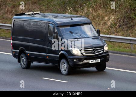 2017 schwarzer Mercedes-Benz Sprinter 319 CDI 4X4; UK Fahrzeugverkehr, Transport, moderne Fahrzeuge, Nutzwagen, Fahrzeuge, Fahrzeuge, britische Straßen, Motoren, Autofahren auf der Autobahn M6 Stockfoto