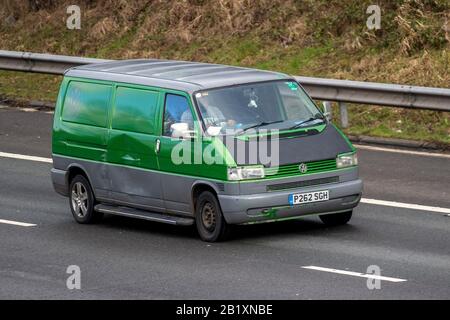 1996 grüner VW Volkswagen 1200 D LWB; britischer Fahrzeugverkehr, Transport, alte Fahrzeuge, Vans Classic Vehicles, Vehicle, UK Roads, Veteranmotoren, beschädigte T5-Transporter auf der Autobahn M6 Stockfoto