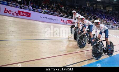 Berlin, Deutschland. Februar 2020. Radsport/Leichtathletik: Weltmeisterschaft, Mannschaftsverfolgung, Frauen, 1. Runde: Das Team aus Großbritannien, Katie Archibald (von oben nach unten), Elinor Barker, Laura Kenny und Eleanor Dickinson fahren auf der Strecke. Credit: Sebastian Gollnow / dpa / Alamy Live News Stockfoto