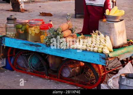 Gesalzenes Gemüse und Obst (uppilittathu) zum Verkauf - kerala Obst und Gemüse im traditionellen Stil, das in den Straßen in kerala serviert wird Stockfoto