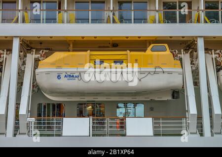 Rettungsboote, Kreuzfahrtschiff "Aidasola", Schiffsanleger, Funchal, Madeira, Portugal Stockfoto