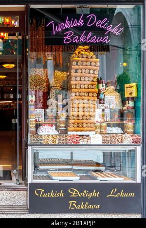 Istanbul, Türkei - 10.27.2011: Türkische Delight und Baklava Schaufenster Stockfoto