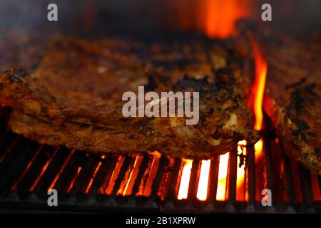 Spice mariniertes Rindfleisch Ersatzrippen auf einem Grillgrill Stockfoto