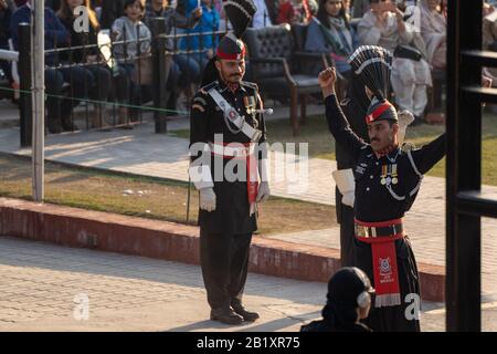 Wagah, Pakistan - Februar 8, 2020: Zwei Pakistan Rangers bei der Abschlussfeier der Grenze zu Wagah mit Indien Stockfoto