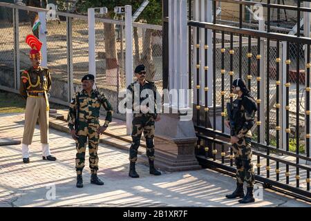 Attari, Indien - Februar 8, 2020: Indische Grenzschutztruppe bewacht die Abschlussfeier der Grenze zu Wagah mit Pakistan Stockfoto