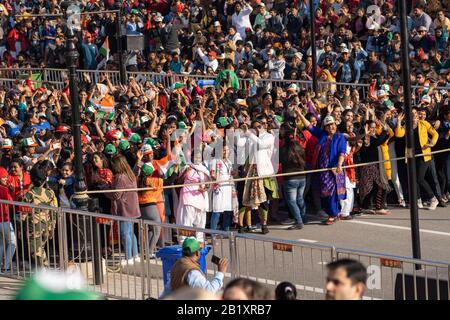 Amritsar, Indien - Februar 8, 2020: Indische Frauen tanzen in der Parade an der Grenze zwischen Wagah Attari Und Pakistan Stockfoto