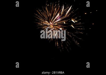 Buntes Feuerwerk in der Nacht - Glückskonzept Stockfoto