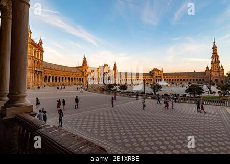 Abend auf der Plaza de Espana in Sevilla, Andalucia, Spanien. Stockfoto