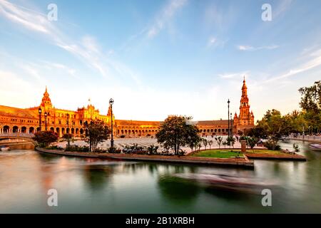 Abend auf der Plaza de Espana in Sevilla, Andalucia, Spanien. Stockfoto