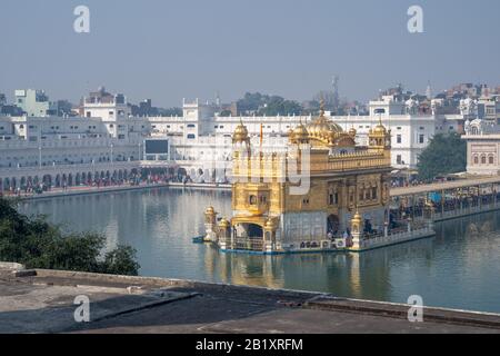 Amritsar Indien - Februar 8, 2020: Sikh Golden Temple (sri harmandir Sahib), mit Menschenmassen, die Respekt und Beten zahlen Stockfoto