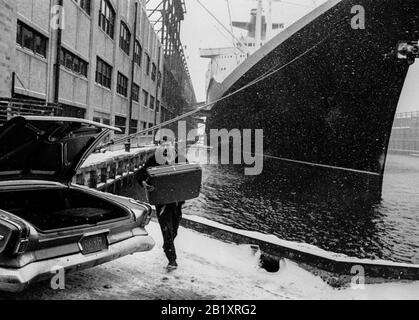 Frankreich führt Kreuzfahrtschiff, Schnee in New york, 1967 Stockfoto