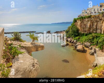 Gargano Küste: bucht von Vieste, (Apulien) Italien. Panoramablick auf die Altstadt. Stockfoto