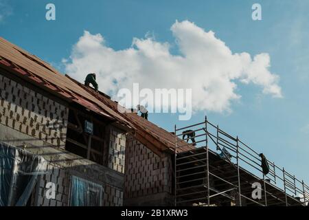 Drei Bauarbeiter bauen in Vilnius brandneue Wohnungen Stockfoto