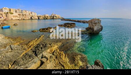 Gargano Küste: bucht von Vieste, (Apulien) Italien. Panoramablick auf die Altstadt. Stockfoto