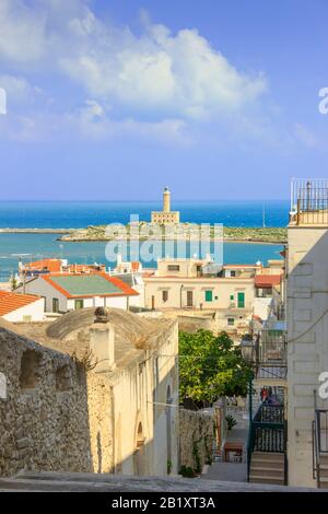 Gargano Küste: bucht von Vieste, (Apulien) Italien. Panoramablick auf die Altstadt. Stockfoto