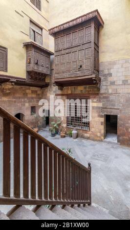 Treppenhaus mit Holzbalustrade, die die Fassade des historischen Hauses el Sehemy aus osmanischer Zeit mit Holzoriel - Mashrabiya - in der Moez Street, Kairo, Ägypten enthüllt Stockfoto