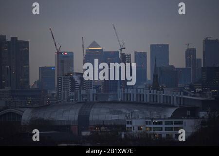 Ein Blick über die City of London an einem dunklen und nebligen Morgen in London. Stockfoto