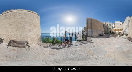 360 Grad Panorama Ansicht von Vista di Polignano a mare con ciclista