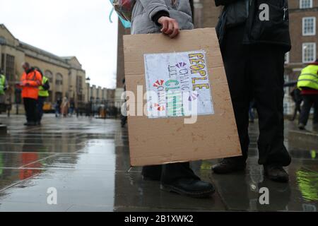 Umweltaktivisten versammeln sich vor dem Klimaprotest von Bristol Youth Strike 4 in Bristol. Stockfoto