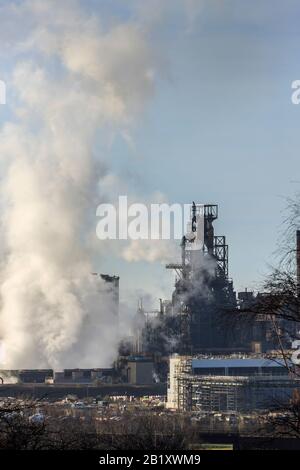 Port Talbot Stahlwerke emittieren Wolken aus Dampf Port Talbot Swansea Glamorgan Wales Stockfoto