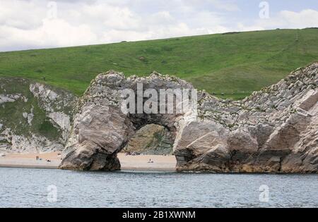 Durdle Door, Jurassic Coast, Dorset, England, Großbritannien, von Seaward, an einem ruhigen Tag: Teil des UNESCO-Welterbes Dorset und East Devon Coast Stockfoto