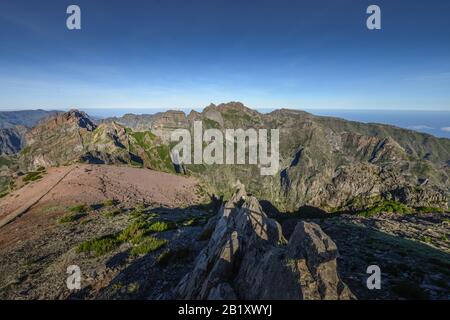 Wanderweg PR1 vom Pico Do Arieiro zum Pico Ruivo, Madeira, Portugal Stockfoto