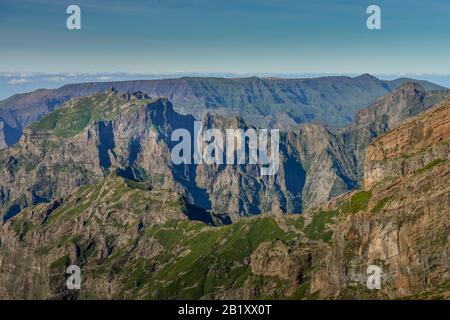 Bergpanorama, Blick vom Pico do Arieiro Richtung Hochebene 'Paul da Serra', Zentralgebirge, Madeira, Portugal Stockfoto