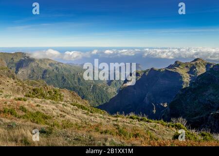 Bergpanorama, Blick vom Pico do Arieiro Richtung Porto da Cruz, Zentralgebirge, Madeira, Portugal Stockfoto