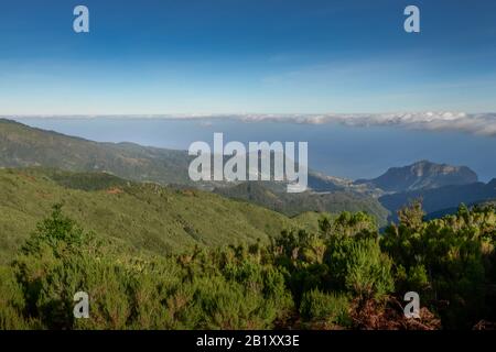 Bergpanorama, Blick vom Pico do Arieiro Richtung Faial, Zentralgebirge, Madeira, Portugal Stockfoto