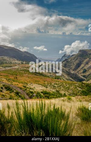 Bergpanorama, Blick vom Pico Do Arieiro Richtung Zentralgebirge, Funchal, Madeira, Portugal Stockfoto