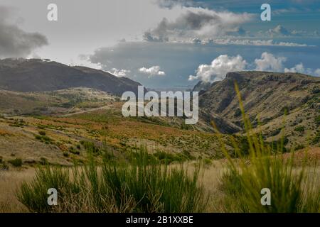 Bergpanorama, Blick vom Pico Do Arieiro Richtung Zentralgebirge, Funchal, Madeira, Portugal Stockfoto