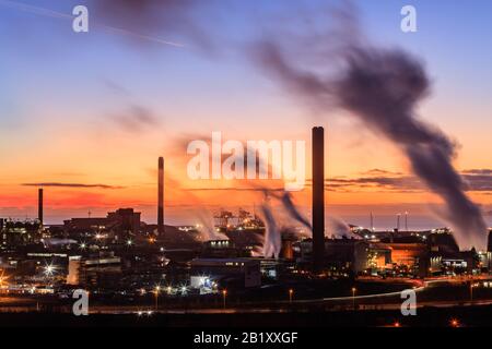 Überblick über die Stahlwerke von Port Talbot, die Dampfwolken im Abendlicht Port Talbot Swansea Glamorgan Wales emittieren