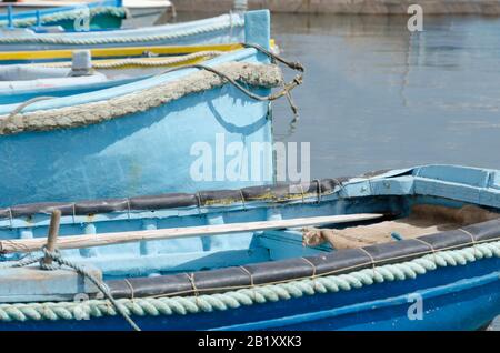 Maltesische traditionelle bunte Luzzu-Boote im Hafen von Marsaxlokk Stockfoto