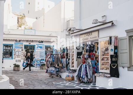 Hora, Mykonos - 23. September 2019: Geschenkeladen auf einer Straße in Hora (Mykonos-Stadt), der Hauptstadt der Insel und eines der besten Beispiele für Kykladen Stockfoto