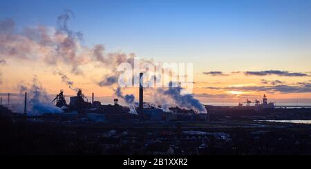 Überblick über die Stahlwerke von Port Talbot, die Dampfwolken im Abendlicht Port Talbot Swansea Glamorgan Wales emittieren