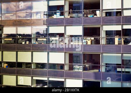 Modernes Bürogebäude mit Glasfassade, Bürofenster, Großbritannien Stockfoto