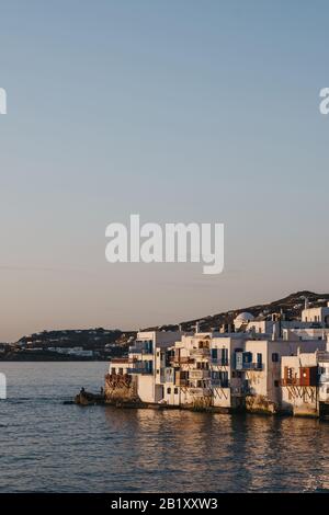 Sonnenuntergang über den alten Häusern in Little Venice, Hora (Mykonos Stadt), Mykonos, Griechenland. Stockfoto