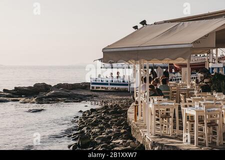 Hora, Mykonos - 23. September 2019: Menschen im Strandrestaurant am alten Hafen in Hora (Mykonos-Stadt), der Hauptstadt der Insel und einer der besten Ex Stockfoto