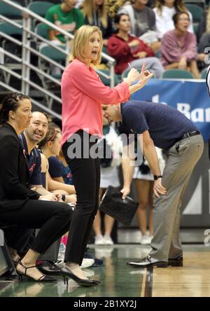 Februar 2020 - UC Davis Aggies Cheftrainer Jennifer Gross während eines Spiels zwischen der UC Davis Aggies und den Hawaii Rainbow Wahine im Stan Sheriff Center in Honolulu, HI - Michael Sullivan/CSM Stockfoto