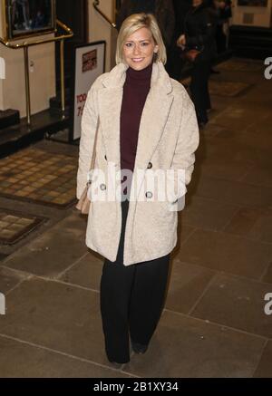 Suzanne Shaw besucht die Einzigen Fools und Pferde - Presse-Night im Theatre Royal Haymarket in London. Stockfoto