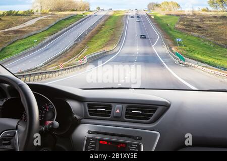 Blick vom Salon von Auto, das auf der Straße Stockfoto