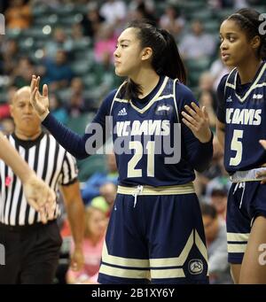 22. Februar 2020 - UC Davis Aggies Forward Sophia Song (21) reagiert auf einen Anruf während eines Spiels zwischen der UC Davis Aggies und den Hawaii Rainbow Wahine im Stan Sheriff Center in Honolulu, HI - Michael Sullivan/CSM Stockfoto