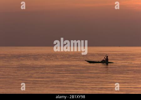 Sonnenuntergang am Meer mit Kajaks Stockfoto