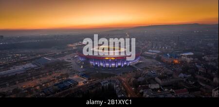 Budapest, Ungarn - Hochauflösender Panoramaschuss in der Dämmerung von Budapest mit einem wunderschönen goldenen Sonnenuntergang. Diese Ansicht beinhaltet das brandneue Illumit Stockfoto