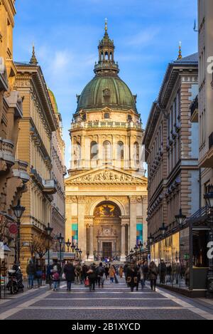 Budapest, Ungarn - Warme Farben auf der St. Stephens-Basilika bei Sonnenuntergang, von der Zrinyi-Straße zur Winterzeit eingenommen Stockfoto