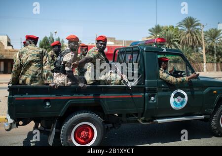 Khartum, Sudan. Februar 2020. Sudanesische Soldaten begleiten die Kolonne von Präsident Steinmeier auf dem Weg zum Flughafen Khartum. Bundespräsident Steinmeier ist auf einem zweitägigen Besuch im Sudan. Credit: Bernd von Jutrczenka / dpa / Alamy Live News Stockfoto