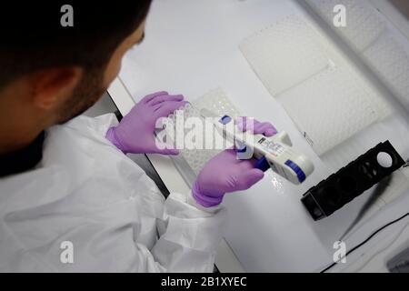 David Arancon, wissenschaftlicher Mitarbeiter, verteilt Komponentenbestandteile des Primerdesign Coronavirus COVID-19-Nachweiskits in den Primerdesign Büros Stockfoto