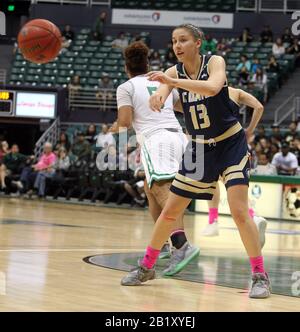 22. Februar 2020 - UC Davis Aggies Guard Katie Toole (13) passiert den Ball während eines Spiels zwischen der UC Davis Aggies und den Hawaii Rainbow Wahine im Stan Sheriff Center in Honolulu, HI - Michael Sullivan/CSM Stockfoto